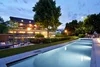 Collectieve vragen © Michael Huber Fotographie Verlichte buitenzwembad en tuin van een hotel bij schemering