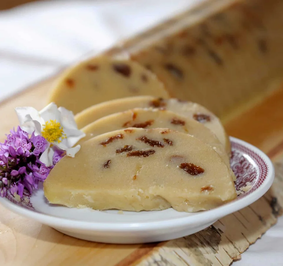 Plakjes zoet griesmeel dessert met rozijnen op een bord met bloemen