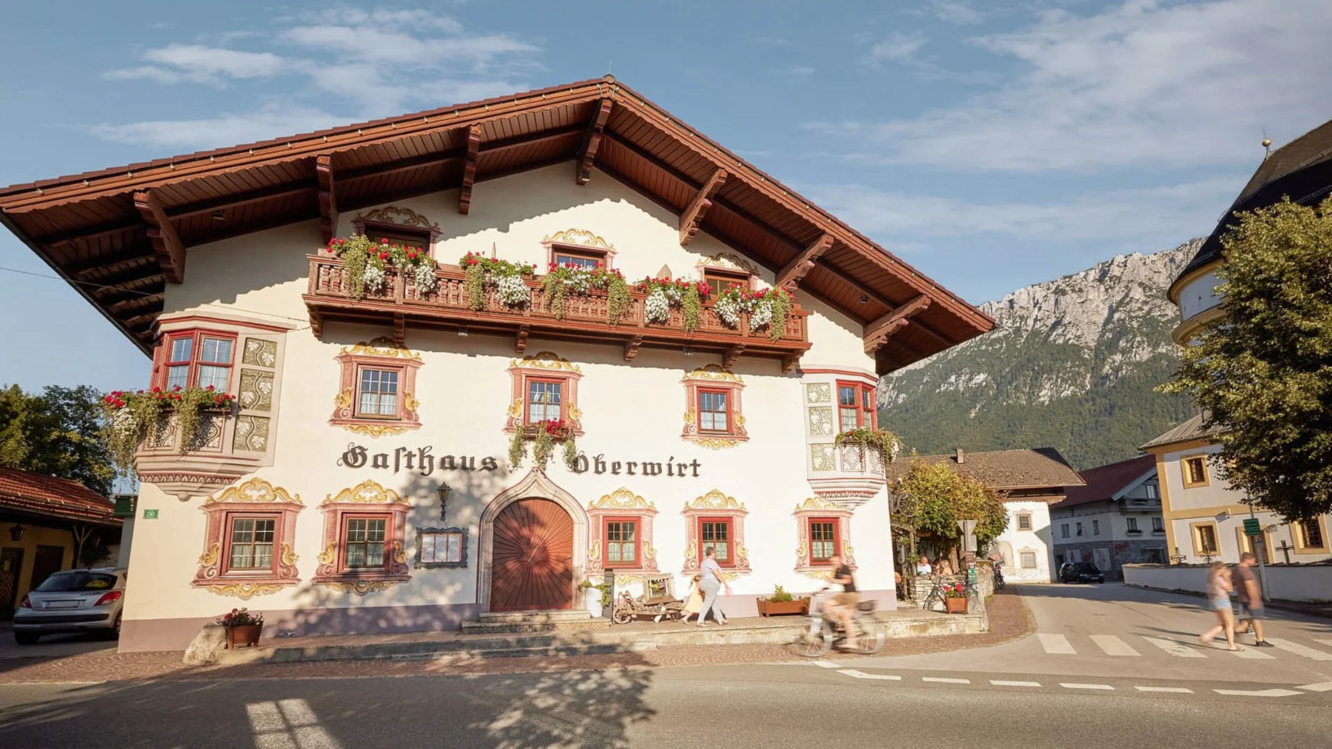 Gasthaus-Hotel Oberwirt **** © Julian Höck Traditioneel gastenhuis met bloemen op ramen en balkon in berglandschap