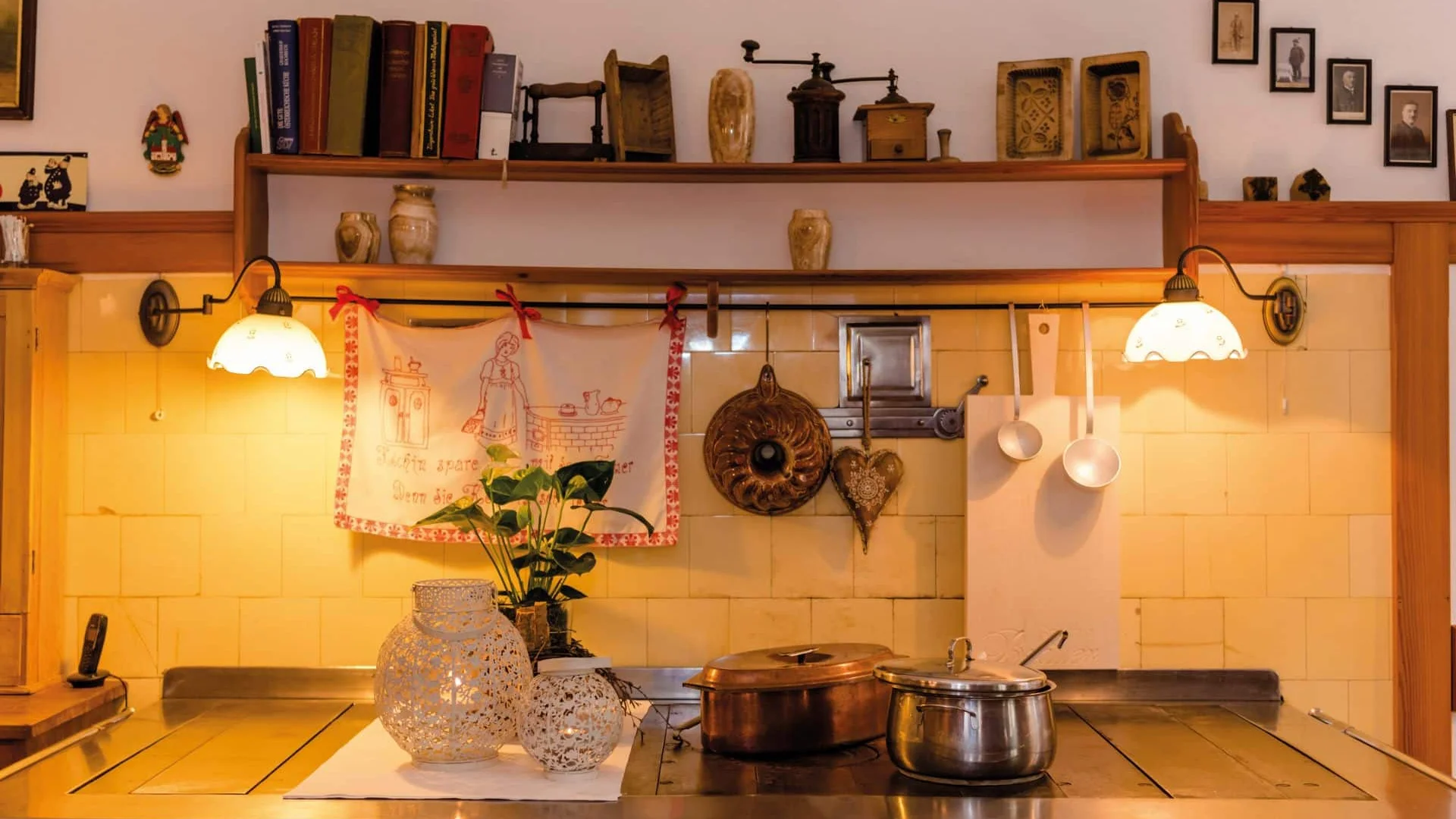 Retro keuken met oude potten, verlichting en decoratieve items