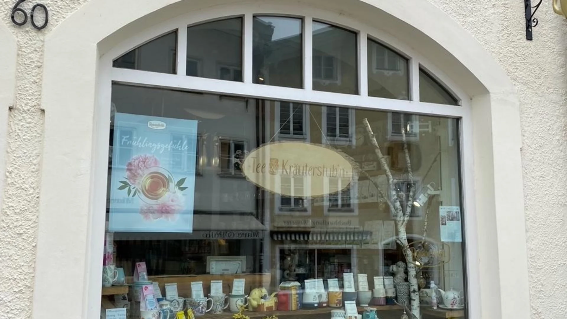 Schaufenster eines Teeladens mit Teekannen, Tassen und Teesorten
