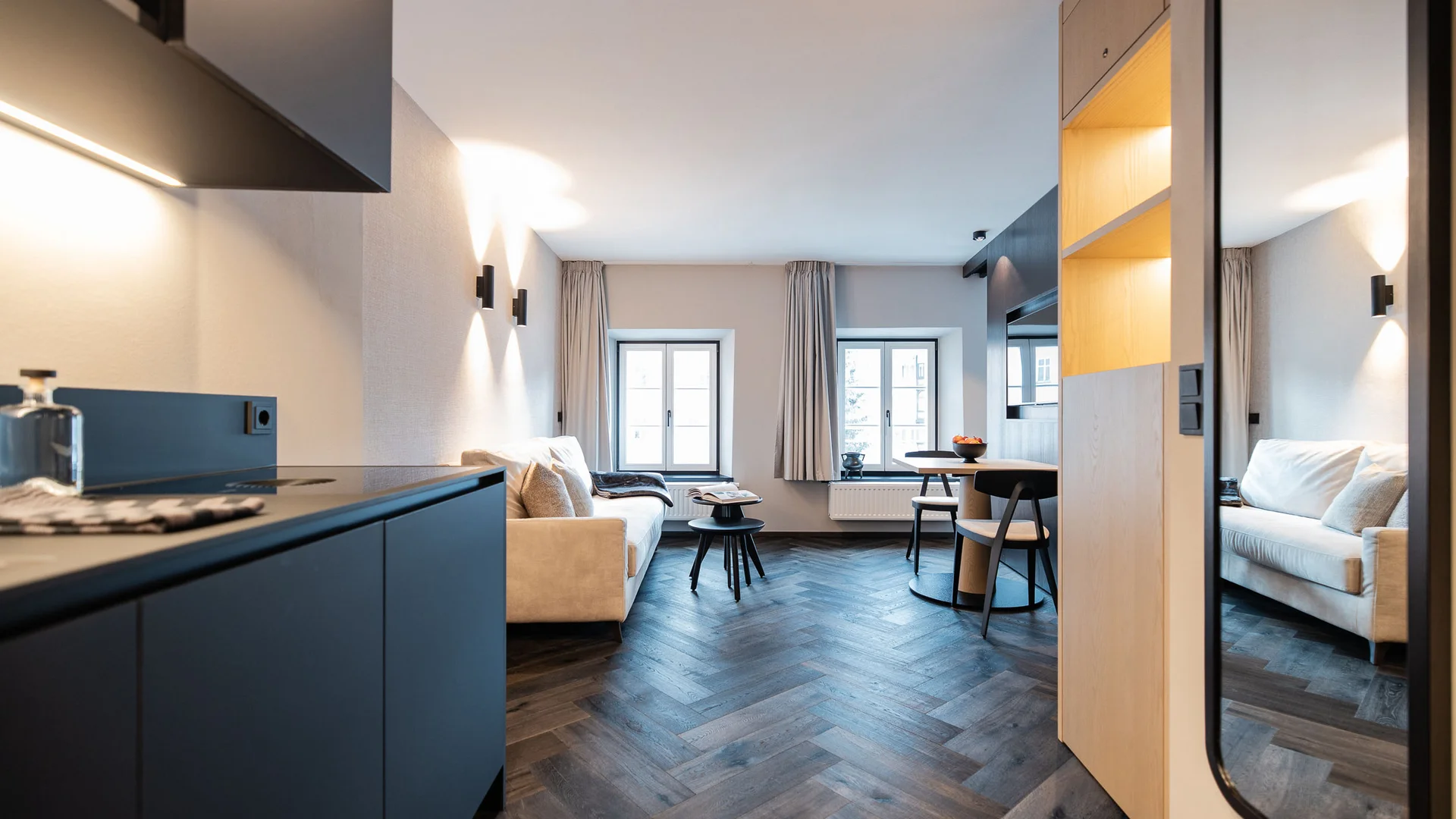 Modern woonkamer met kitchenette en grote ramen