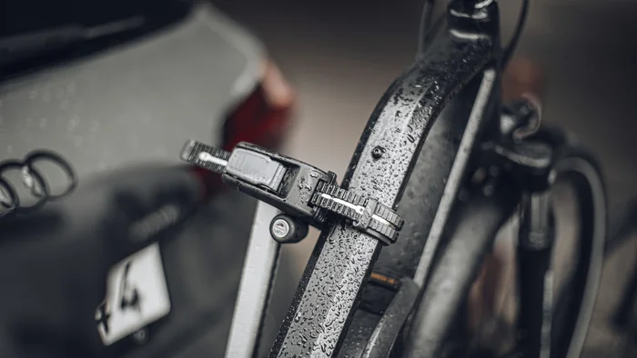 Der Thule Epos © Thule Wassertropfen auf einem Fahrradrahmen mit einer Metallklemme