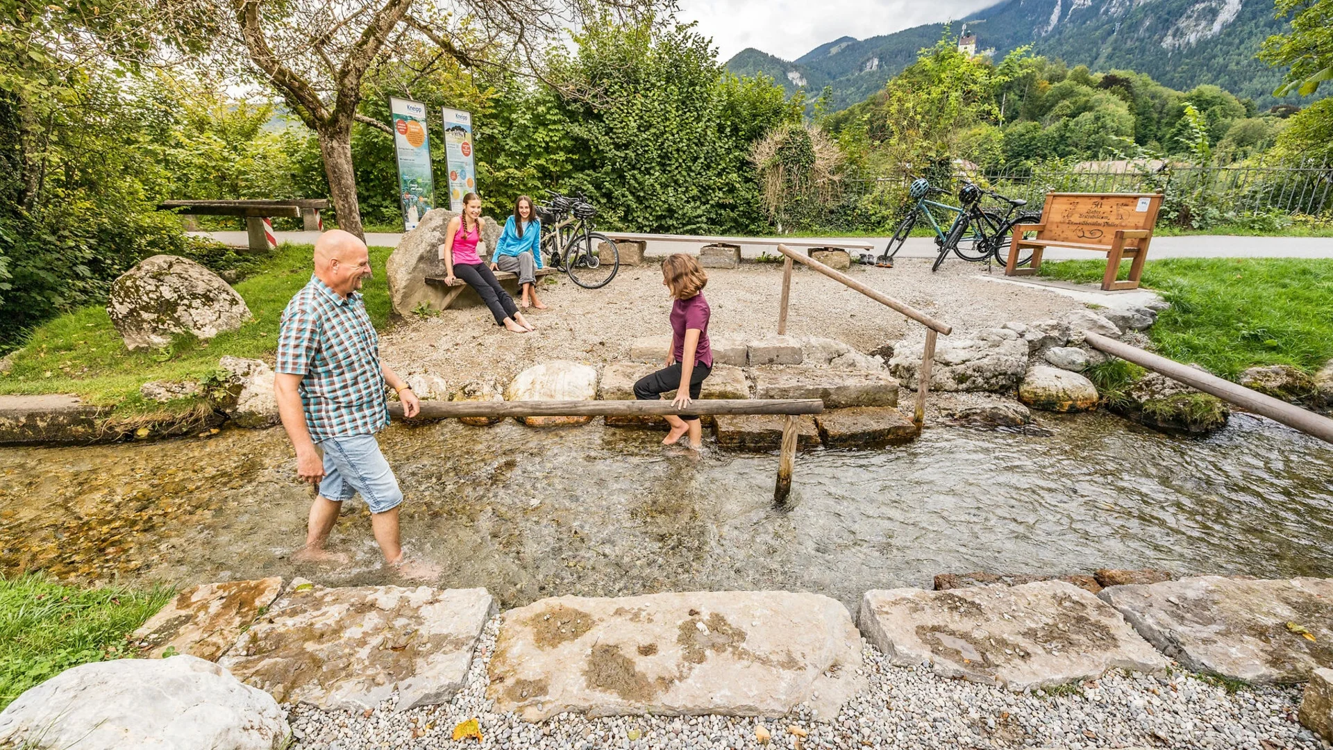 Familie verkoelt voeten in een bergbeekpark