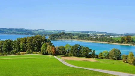 Radfahren ohne Höhenmeter-Stress im Quellenviertel © Tourismusverband Quellenviertel - Maria Spitzwieser Grüne Wiesen, Wege und ein blauer See unter klarem Himmel