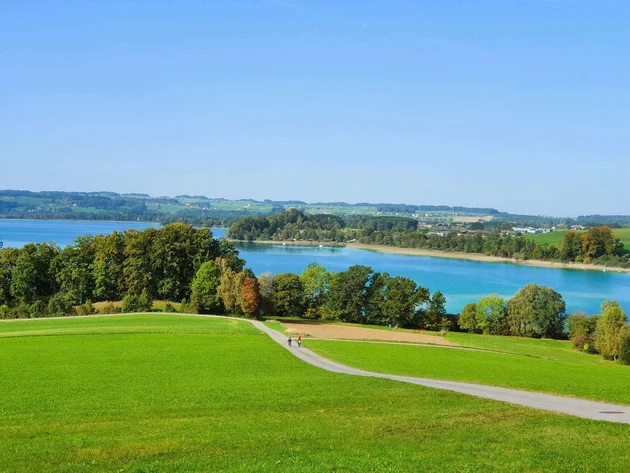 Radfahren ohne Höhenmeter-Stress im Quellenviertel © Tourismusverband Quellenviertel - Maria Spitzwieser Grüne Wiesen, Wege und ein blauer See unter klarem Himmel