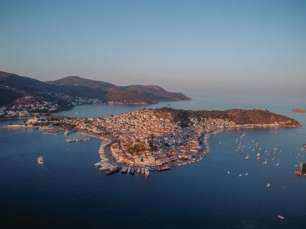 Kultur, Natur und Meer auf Rad- & Schiffsreisen © Kleomenis Koufaliotis Luftaufnahme einer Küstenstadt auf einer Halbinsel mit Booten im Hafen