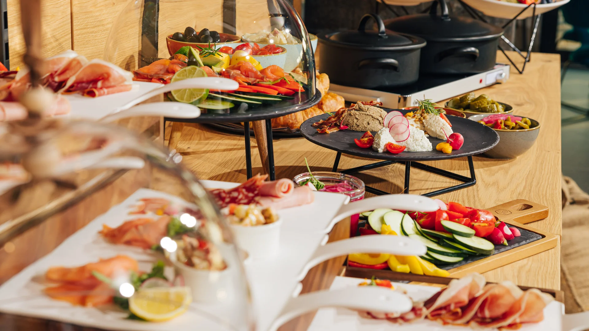 Buffet met diverse koude voorgerechten en groenten op houten tafel