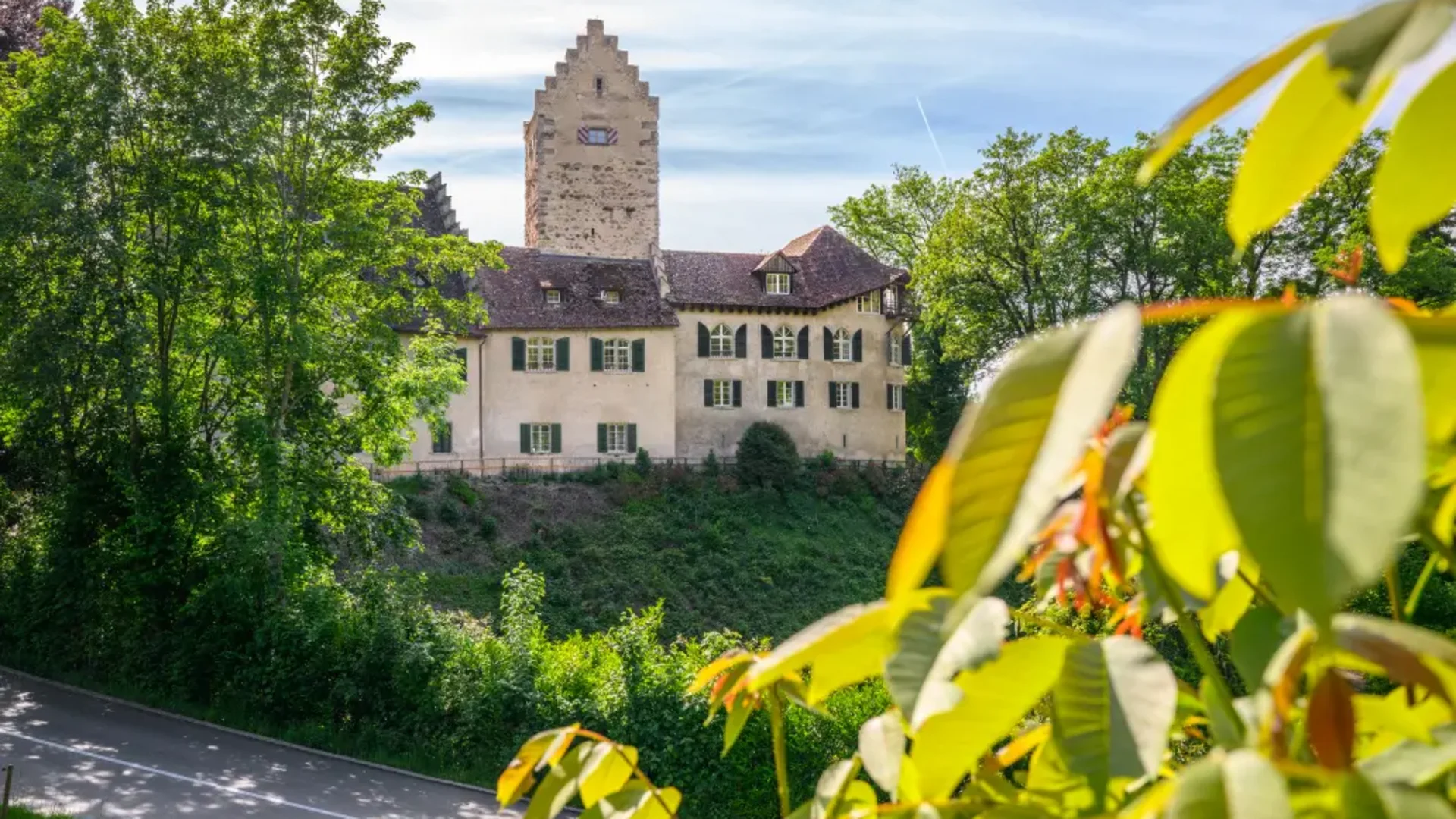 Tour-Detail © Balz Kubli Altes Schloss mit Turm umgeben von grünen Bäumen bei Tageslicht