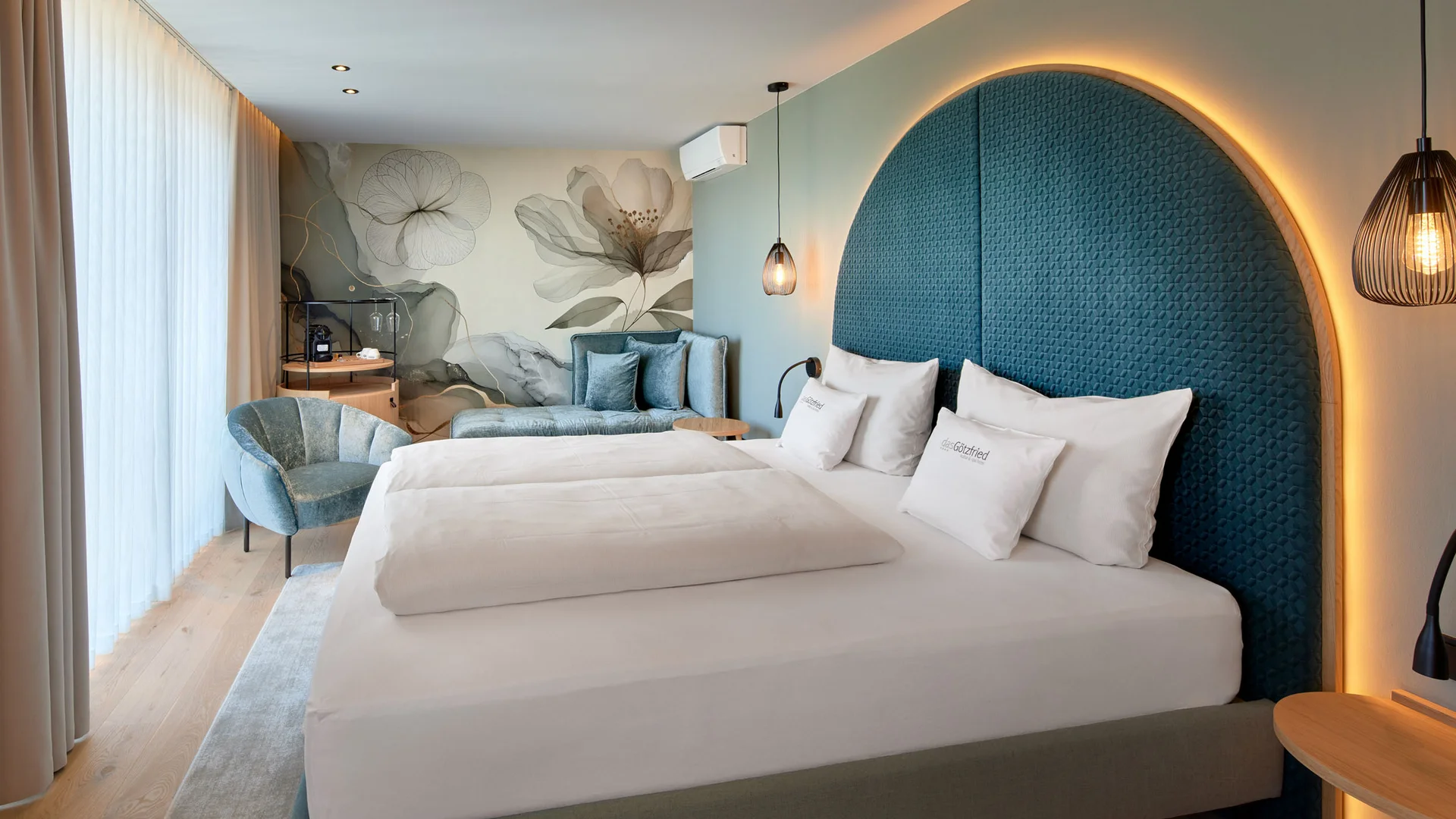 Garden & Spa Hotel das Götzfried **** © Michael Huber Fotographie Moderne hotelkamer met groot bed en blauwe ronde hoofdeindwand