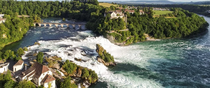 Vier Tage, vier Seiten der RheinWelten © Schaffhauserland Tourismus - Bruno Sternegg Luftaufnahme des Rheinfalls mit Schloss und Flusslandschaft im Sommer