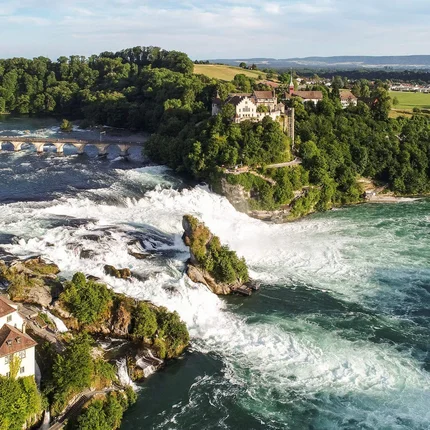 Luchtfoto van de Rijnwatervallen met kasteel en rivierlandschap in de zomer