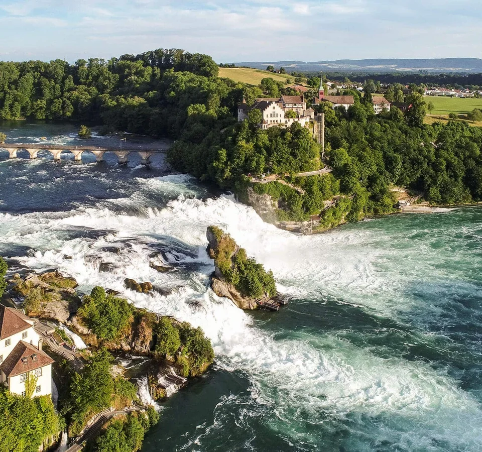 Luftaufnahme des Rheinfalls mit Schloss und Flusslandschaft im Sommer