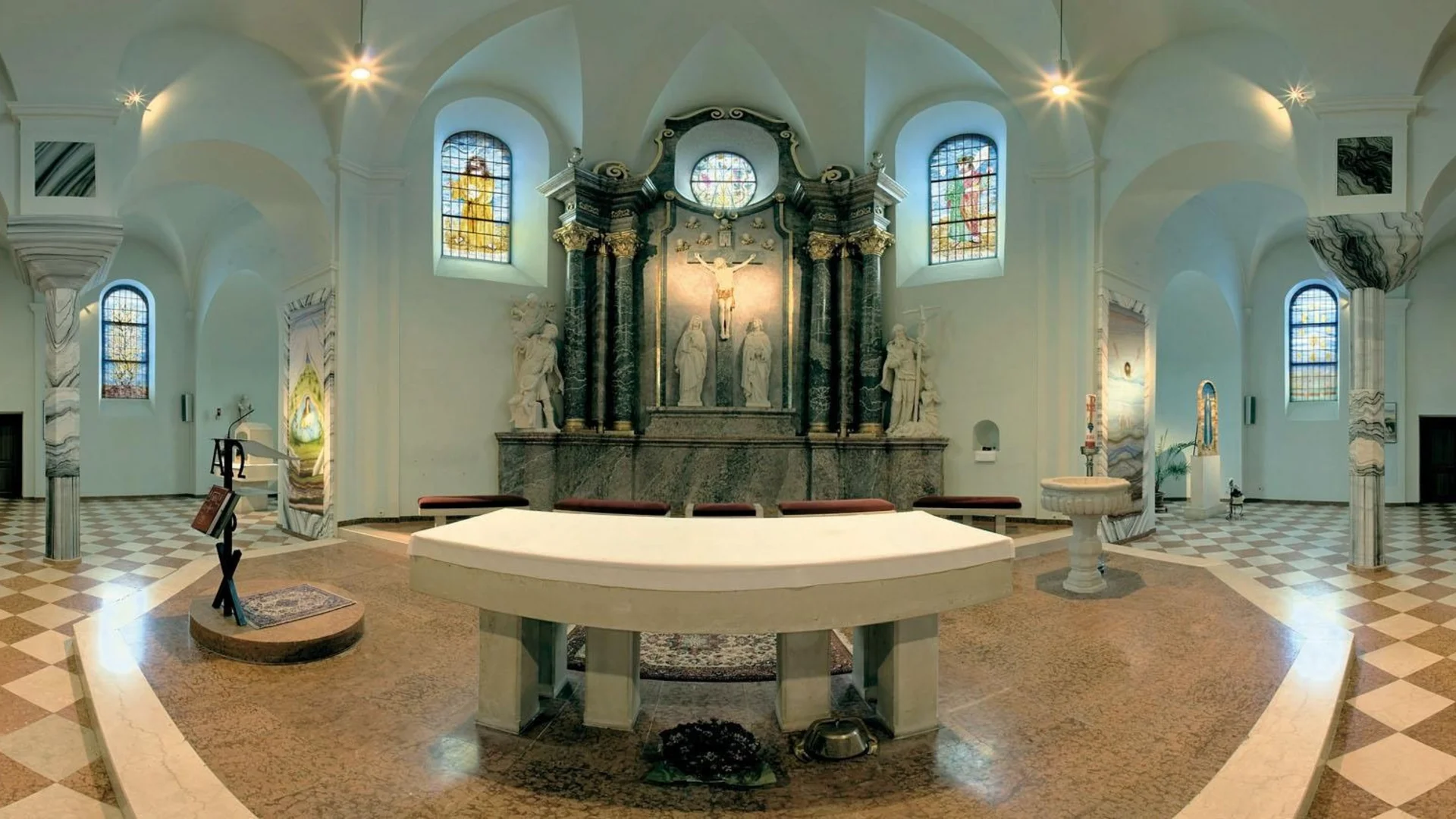 Interieur van een kerk met altaar en kruisigingsafbeelding