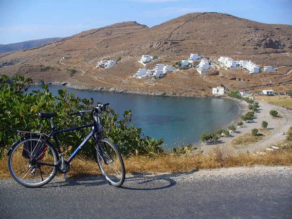 Kultur, Natur und Meer auf Rad- & Schiffsreisen © Radurlaub Zeitreisen Fahrrad an Bergstraße mit Blick auf Bucht und weiße Häuser am Hügel