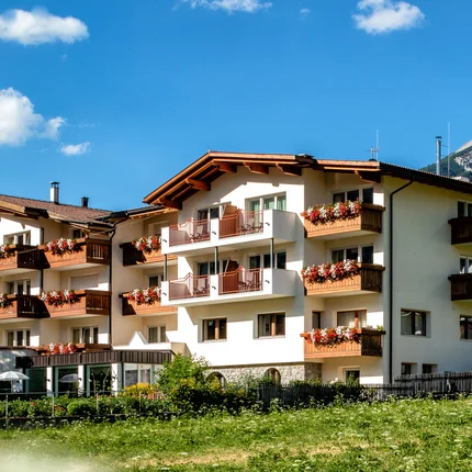 Alpenhuis met blauwe lucht en bergen op de achtergrond