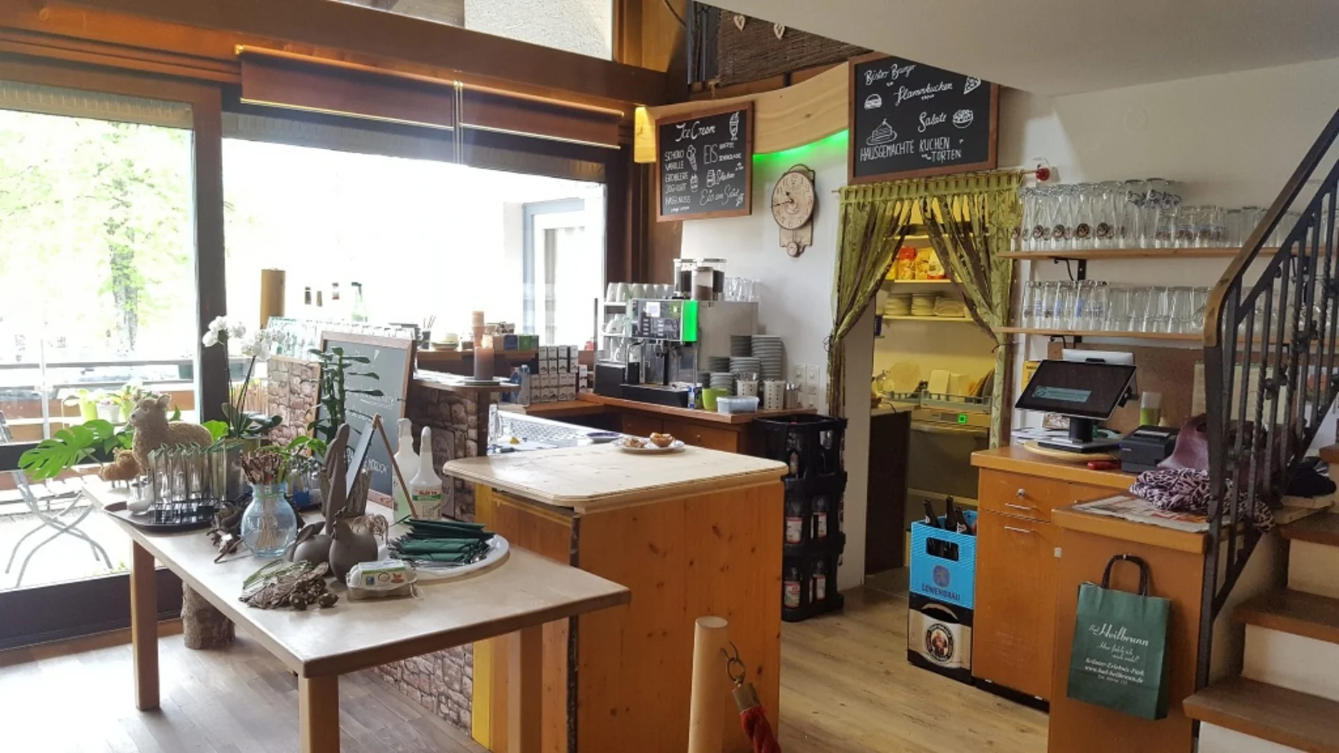 Gemütliches Café mit Holzmöbeln und Theke mit Kaffeezubehör
