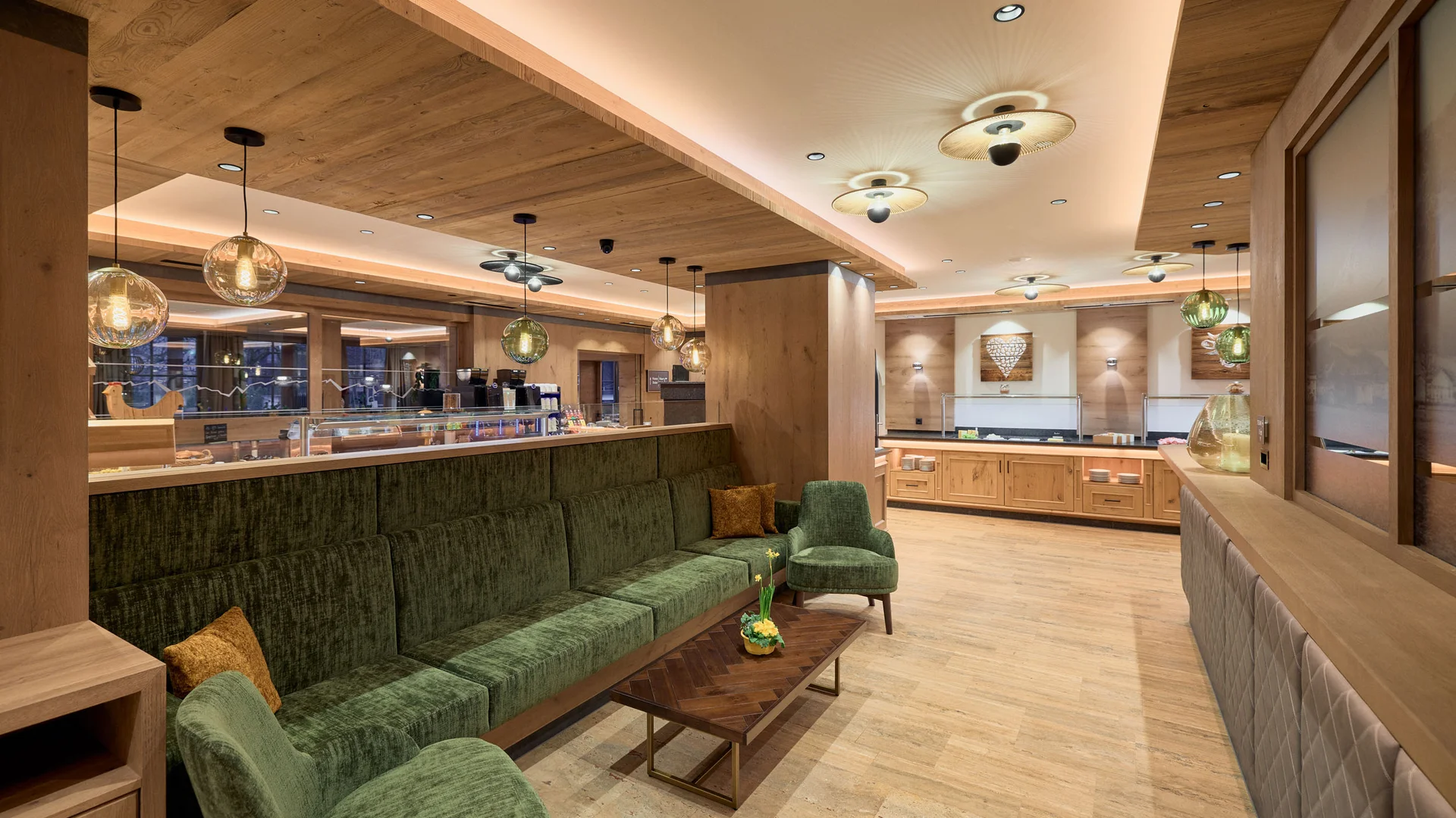 Gasthaus-Hotel Oberwirt **** © Julian Höck Gezellige hotel lounge met groene stoelen en houten meubels