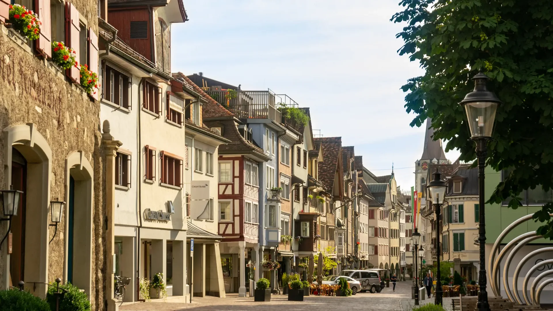 Historische straat met oude gebouwen en kasseien in daglicht