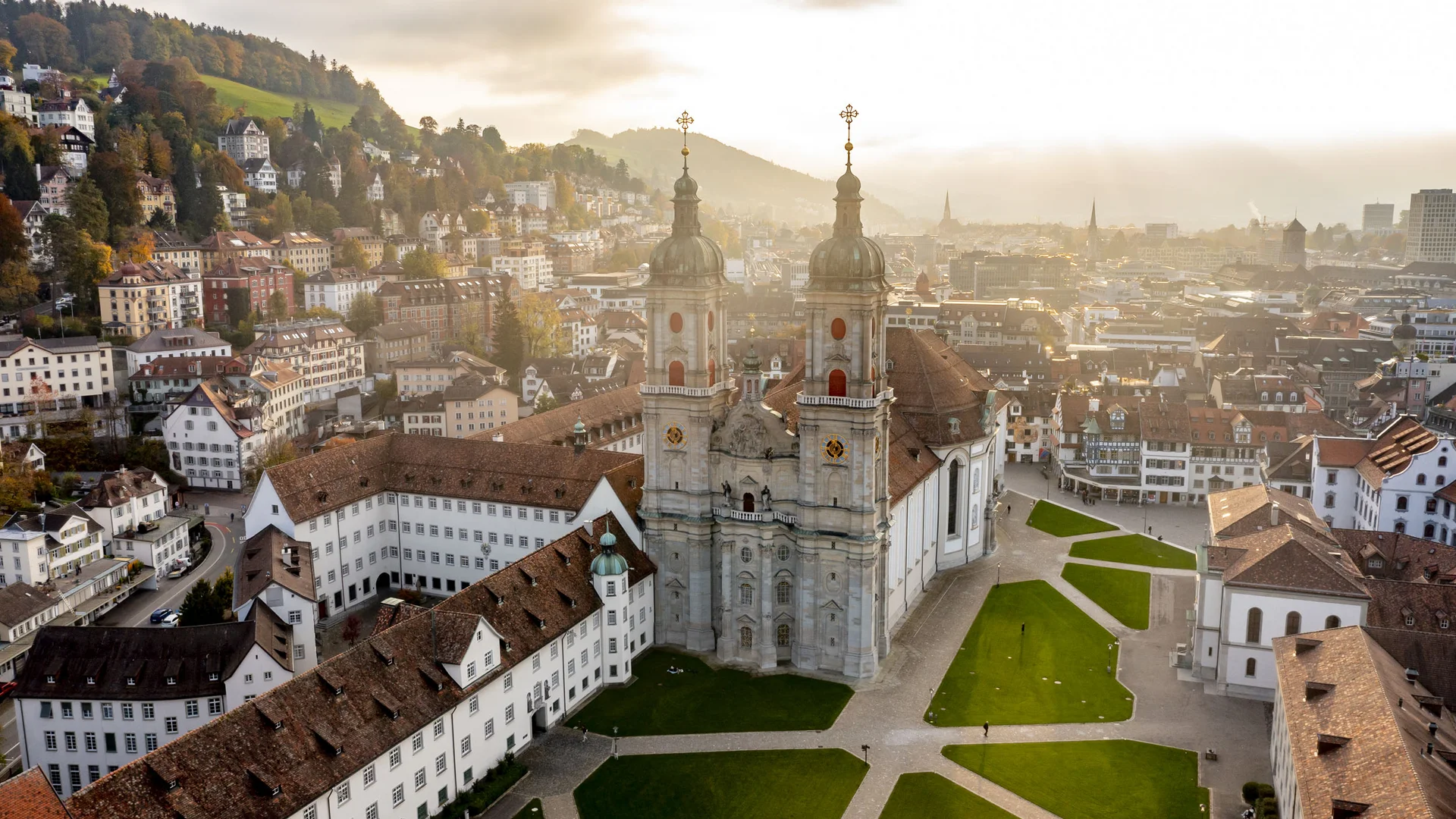 Luchtfoto van de kerk van St. Gallen met stad en heuvels op de achtergrond