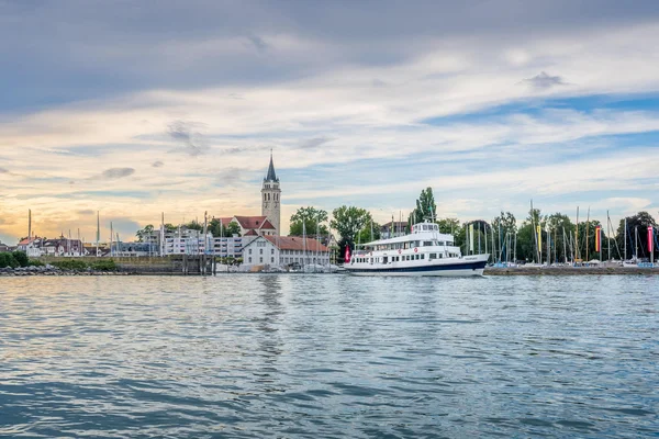 Radeln im Thurgau © Thomas Staub Fähre auf ruhigem See vor einer Stadt mit Kirche und Segelbooten