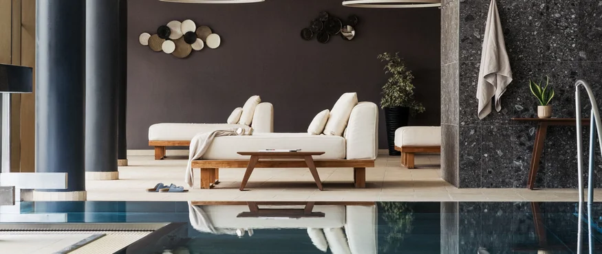 Moderner Innenpool mit Liegen und dekorativer Wandgestaltung
