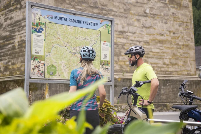 Velontour © Velontour - Heiko Mandl Zwei Radfahrer schauen auf eine Karte des Murtal Radknotensystems