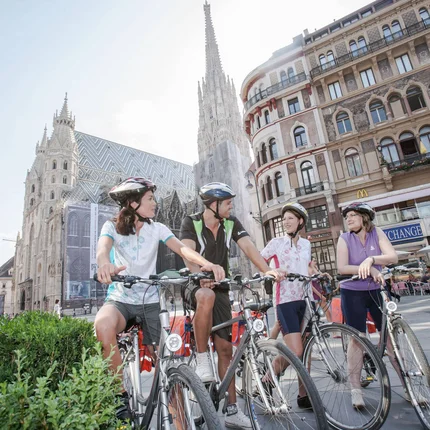 Vier fietsers voor de Stephansdom in Wenen