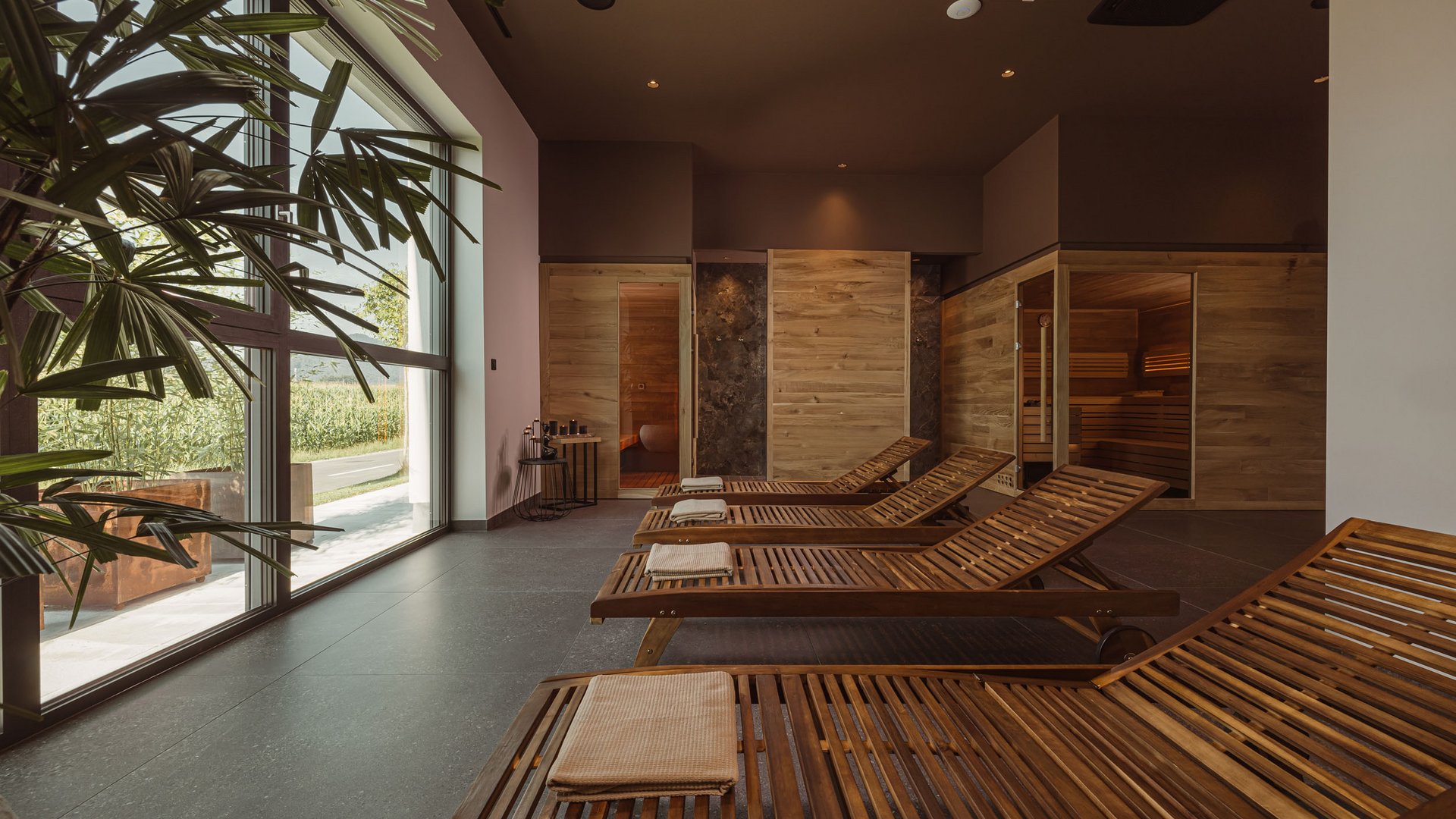 Hotel Grof **** © Ziga Intihar Ruheraum mit Holzbänken und Sauna in modernem Spa