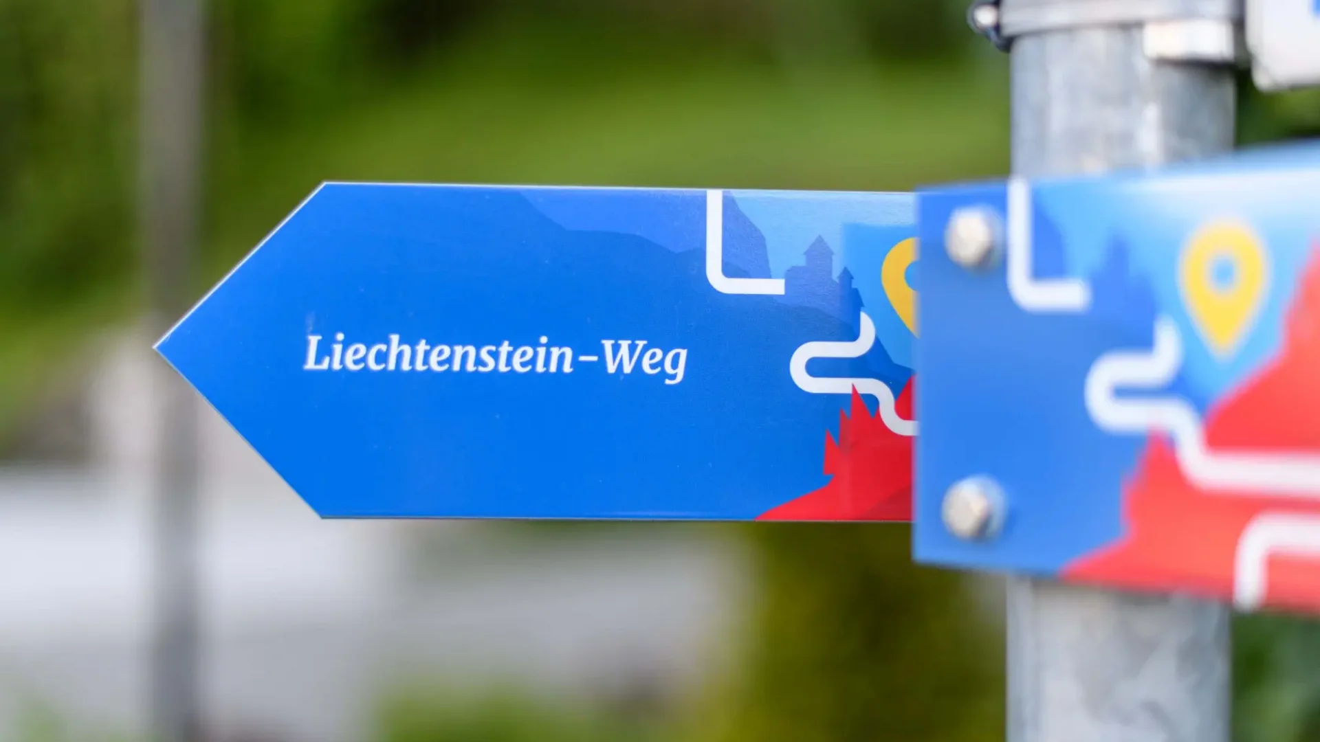 Blauer Wegweiser mit Aufschrift Liechtenstein-Weg