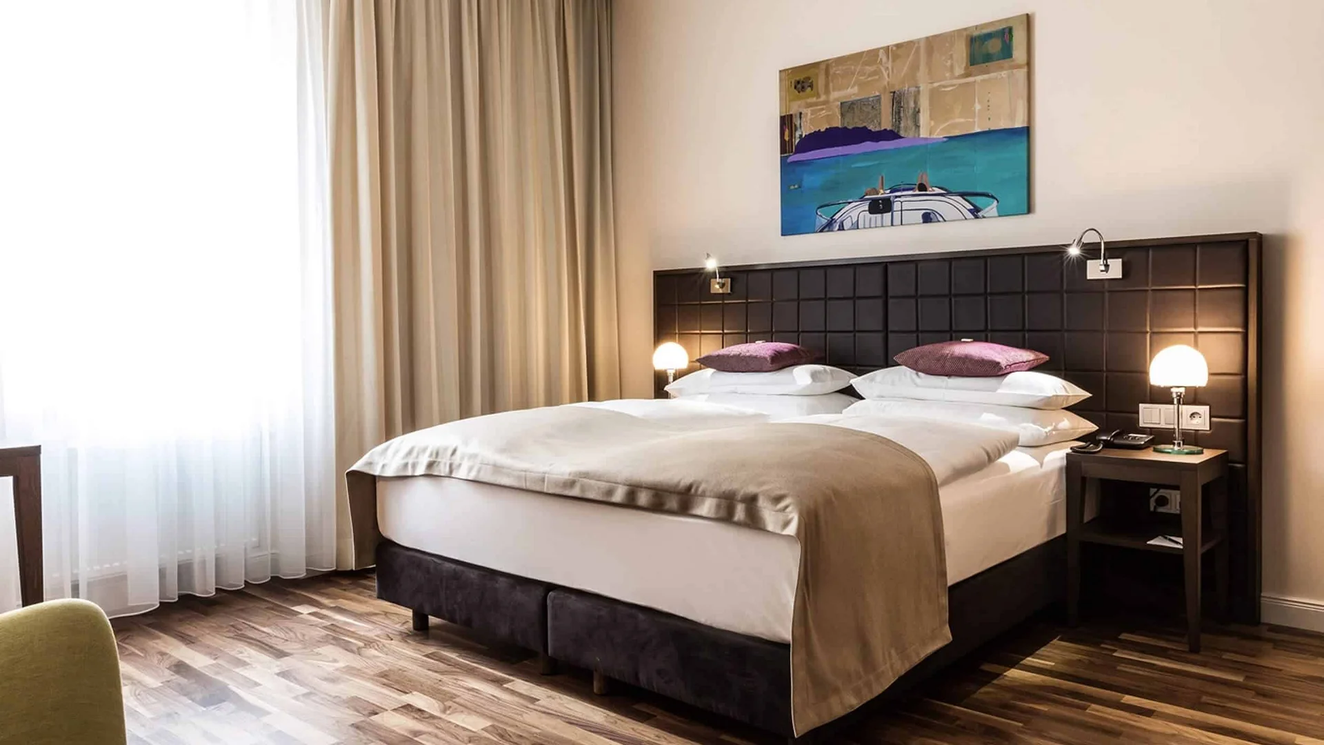 Moderne hotelkamer met tweepersoonsbed en wandkunst