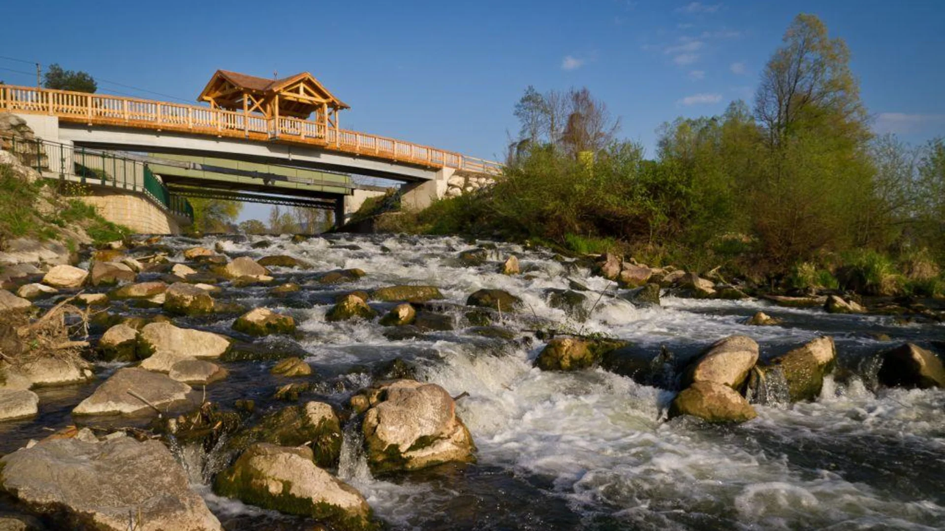 Tour-Detail © Gerald Fimberger Fluss mit Wasserfall und Brücke unter blauem Himmel