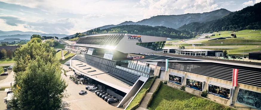 Red Bull Ring racebaan met modern tribunegebouw in de Alpen