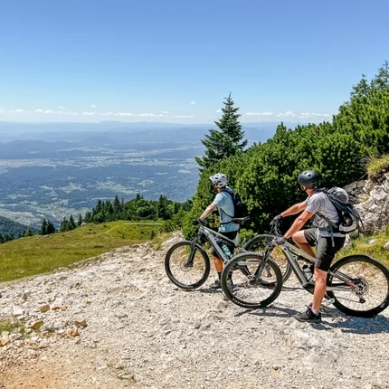 Genussradeln im Savinja-Tal © Hotel Grof Archive Zwei Radfahrer mit Helmen auf Bergweg mit Panoramablick