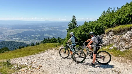 Genussradeln im Savinja-Tal © Hotel Grof Archive Zwei Radfahrer mit Helmen auf Bergweg mit Panoramablick