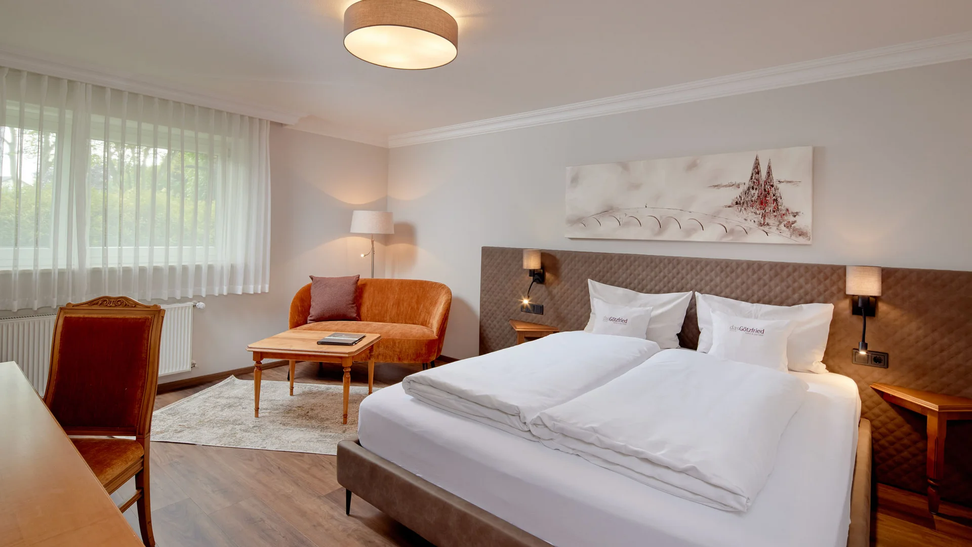 Garden & Spa Hotel das Götzfried **** © Michael Huber Fotographie Lichte hotelkamer met tweepersoonsbed, bank, tafel en stoel
