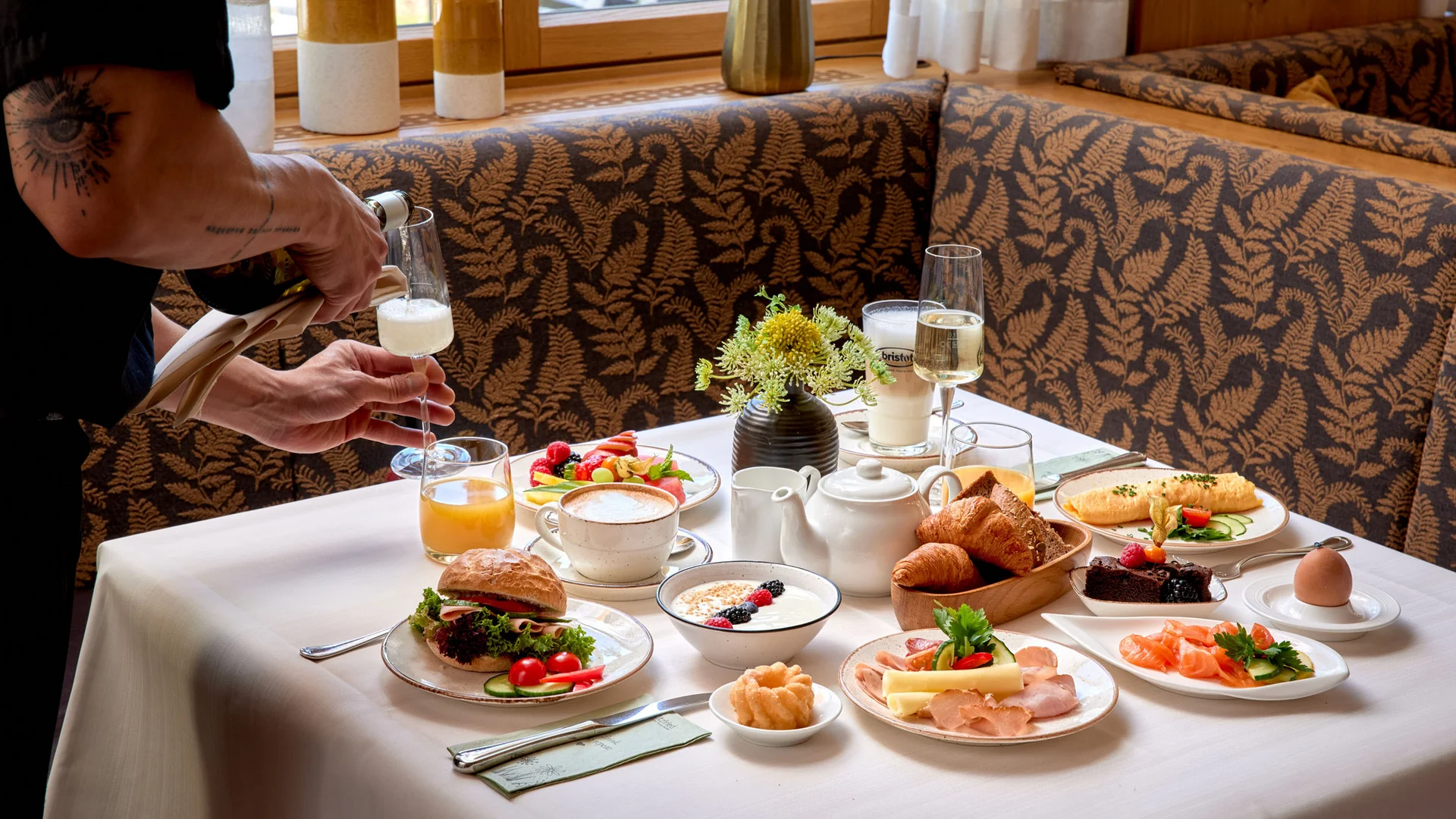 Garden & Spa Hotel das Götzfried **** © Michael Huber Fotographie Ontbijttafel met diverse gerechten en dranken in een gezellige omgeving