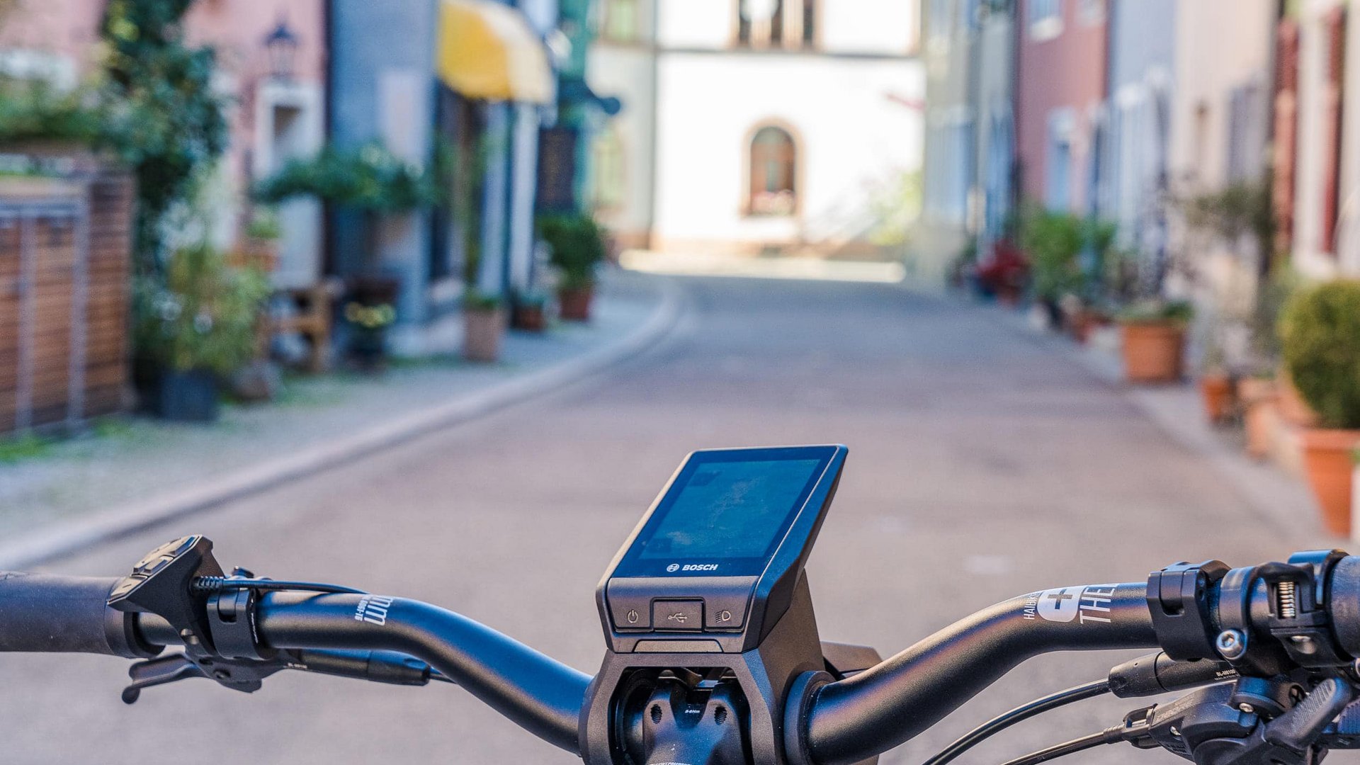 Electric bike handlebar with Bosch display on a city street