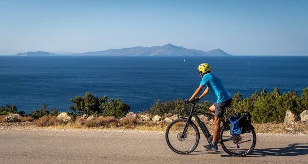 Kroatien: Entdecke das Land der 1001 Inseln mit Rad und Schiff! © Boat Bike Tours Fahrradfahrer blickt auf das Meer und eine Insel am Horizont