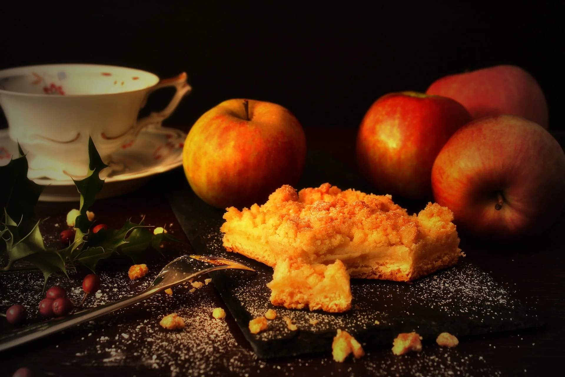Appeltaart met appels, koffiekopje en decoratie op donkere ondergrond