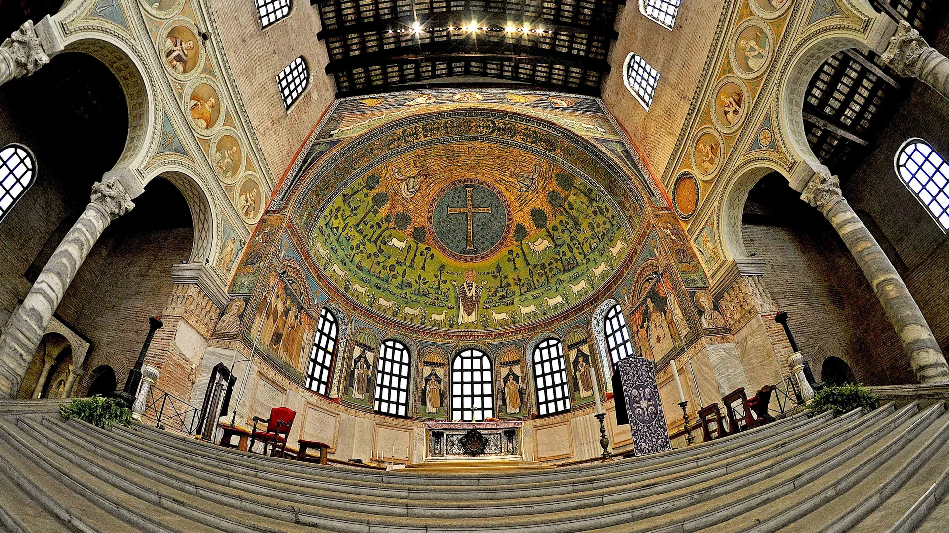 Innenraum einer Kirche mit kunstvollen Mosaiken und Arkaden
