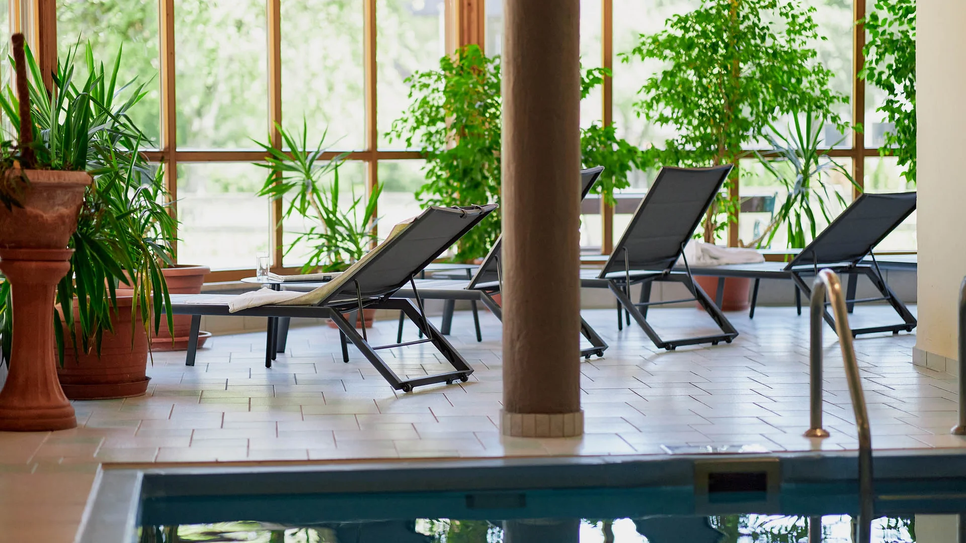 Gasthaus-Hotel Oberwirt **** © Julian Höck Binnenzwembad met ligstoelen en groene planten