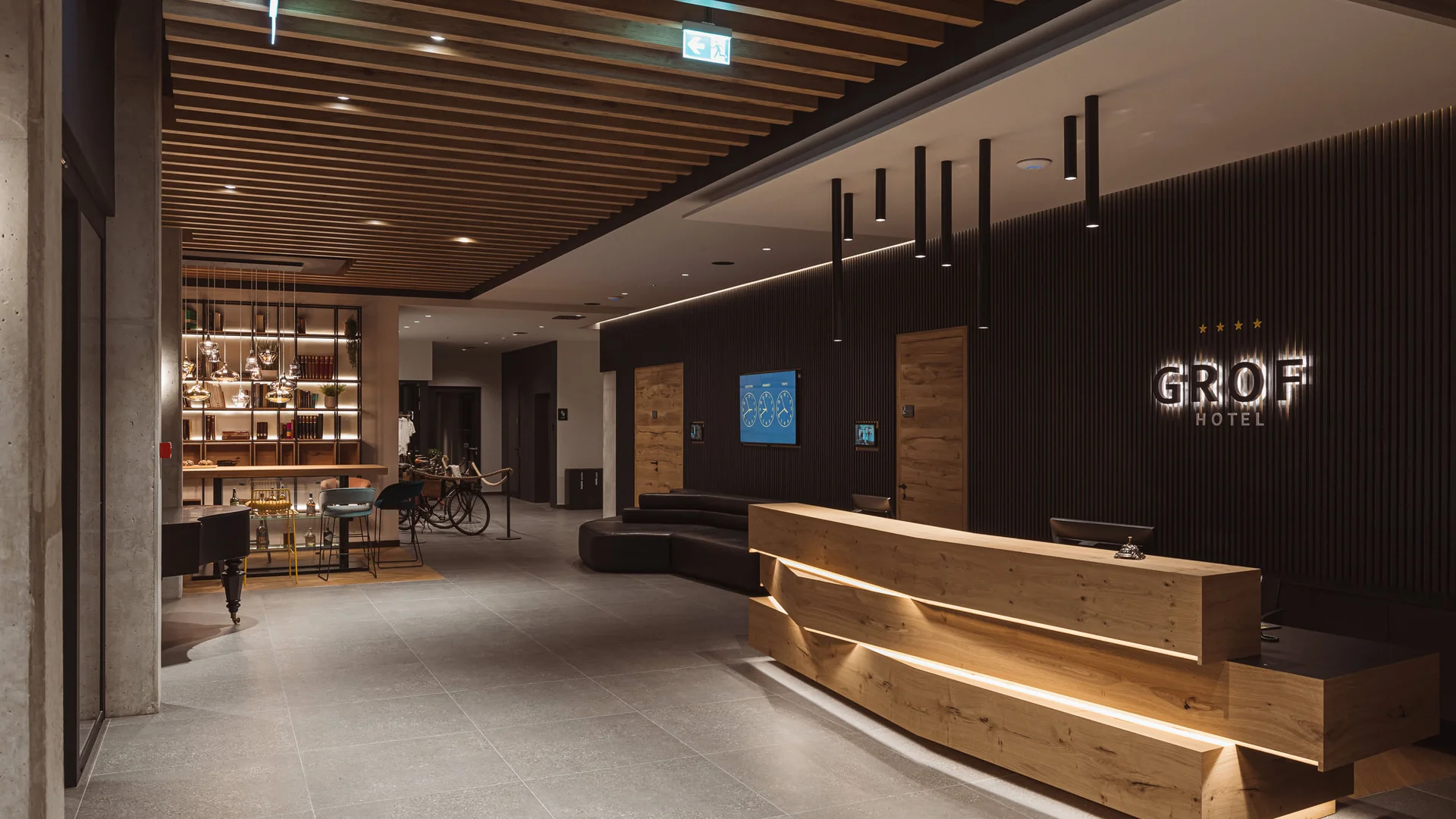 Moderne hotelreceptie met houten meubels en zachte verlichting