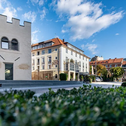 Historische Stadt mit altem Turm und Hotel am sonnigen Tag