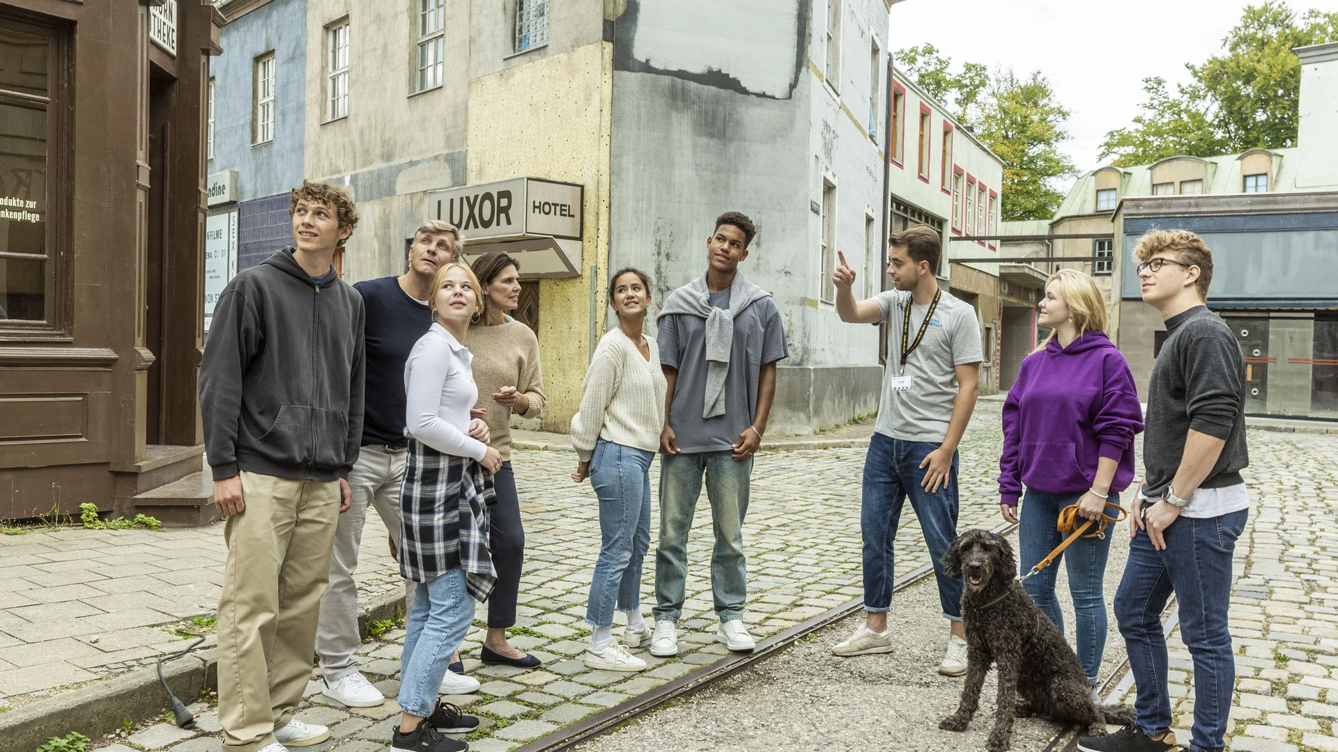 Gruppe mit Hund © Bavaria Filmstadt Gruppe mit Hund