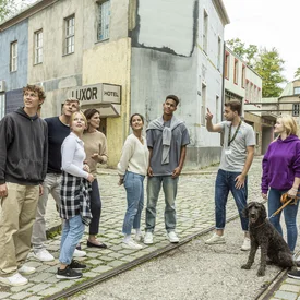 Gruppe mit Hund © Bavaria Filmstadt Gruppe mit Hund