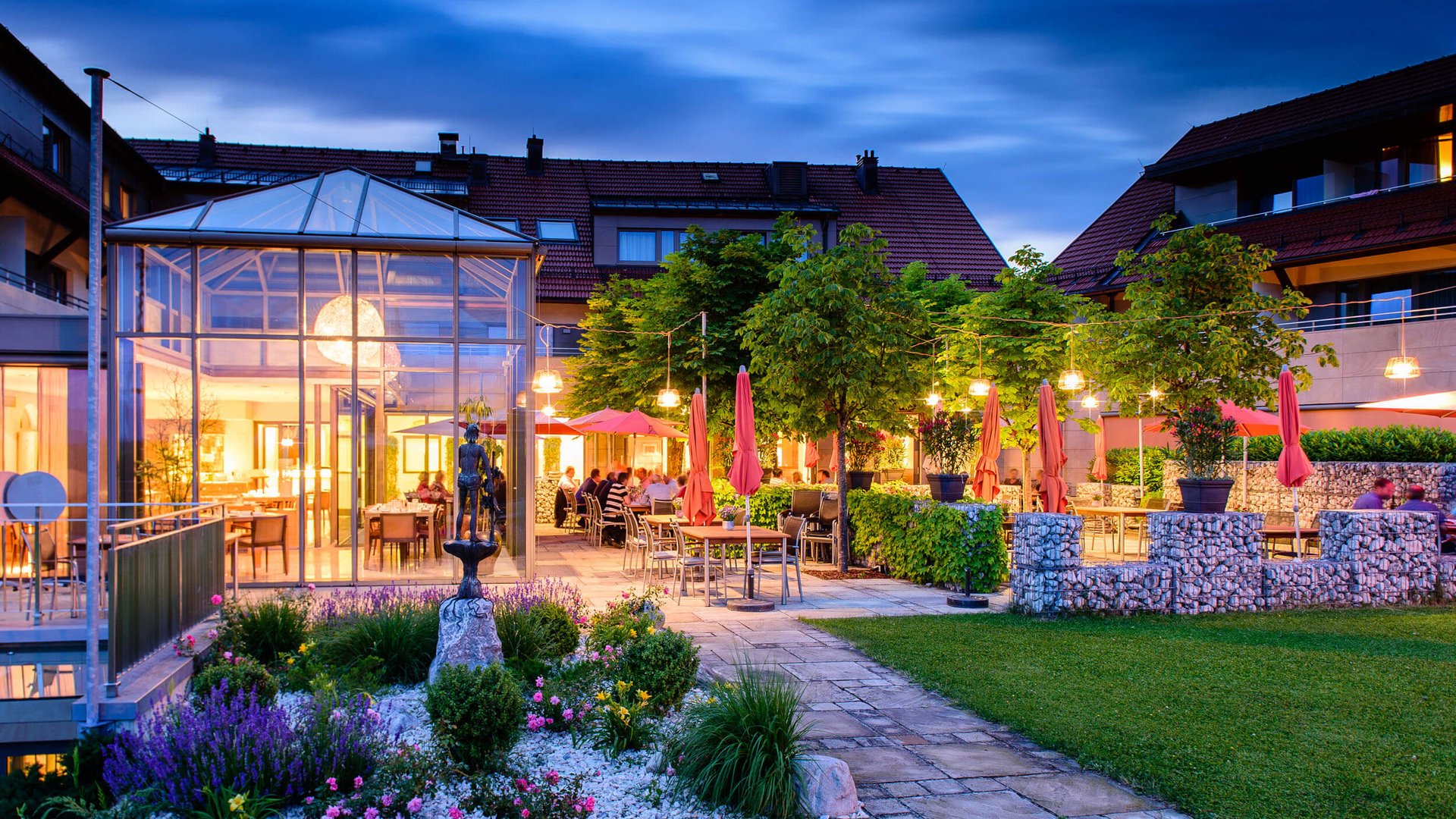 Hotel Ammerhauser © Richard Payr Abendliche Terrasse eines Restaurants mit Beleuchtung und Gästen