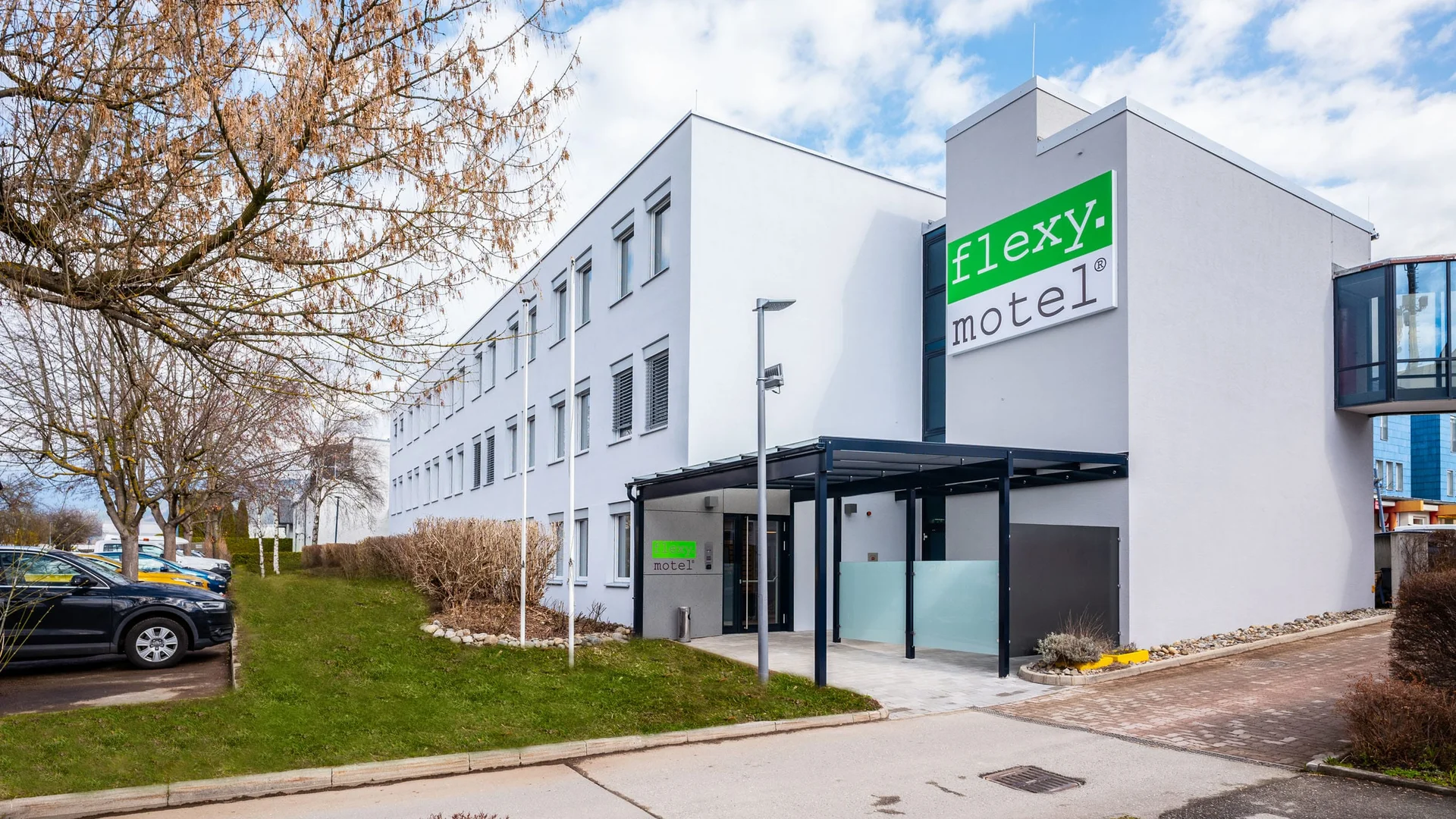 Modern Flexy Motel gebouw met parkeerplaatsen voor