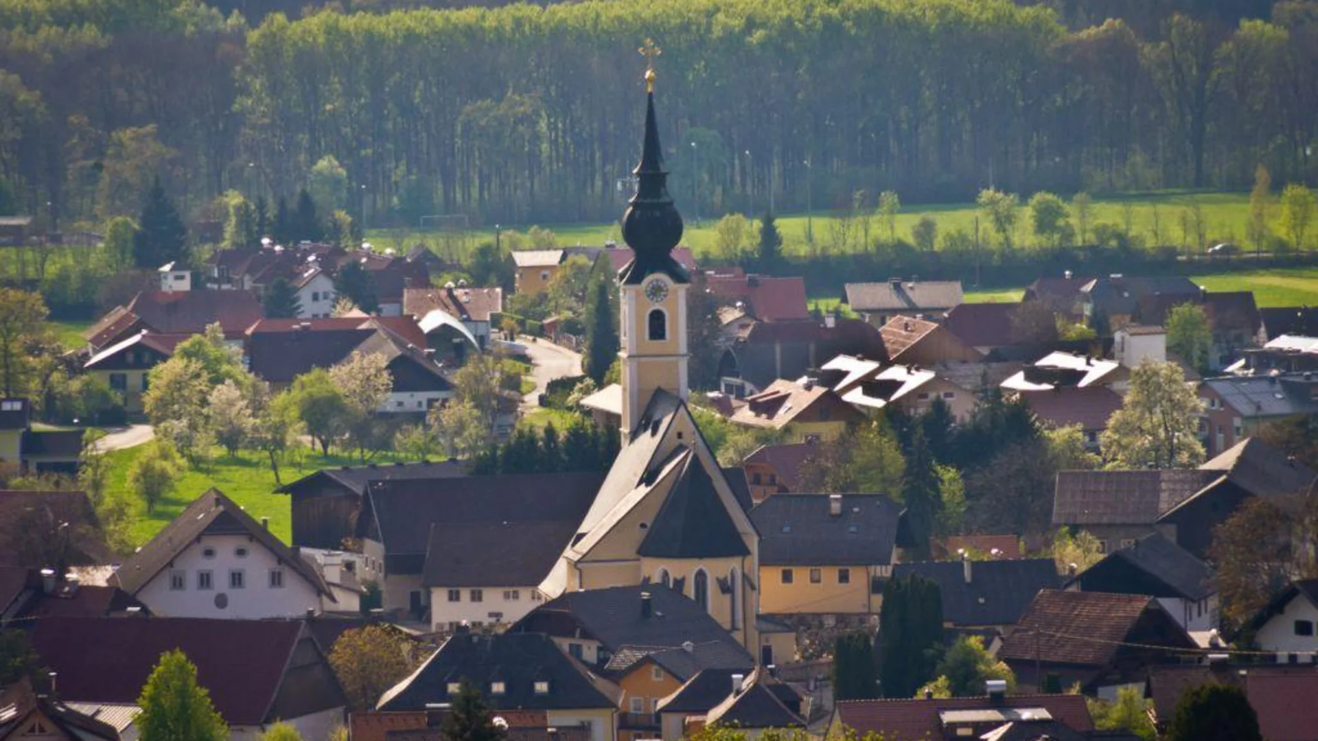 Tour-Detail © Gerald Fimberger Kirchturm in einem kleinen Dorf umgeben von Häusern und Wald