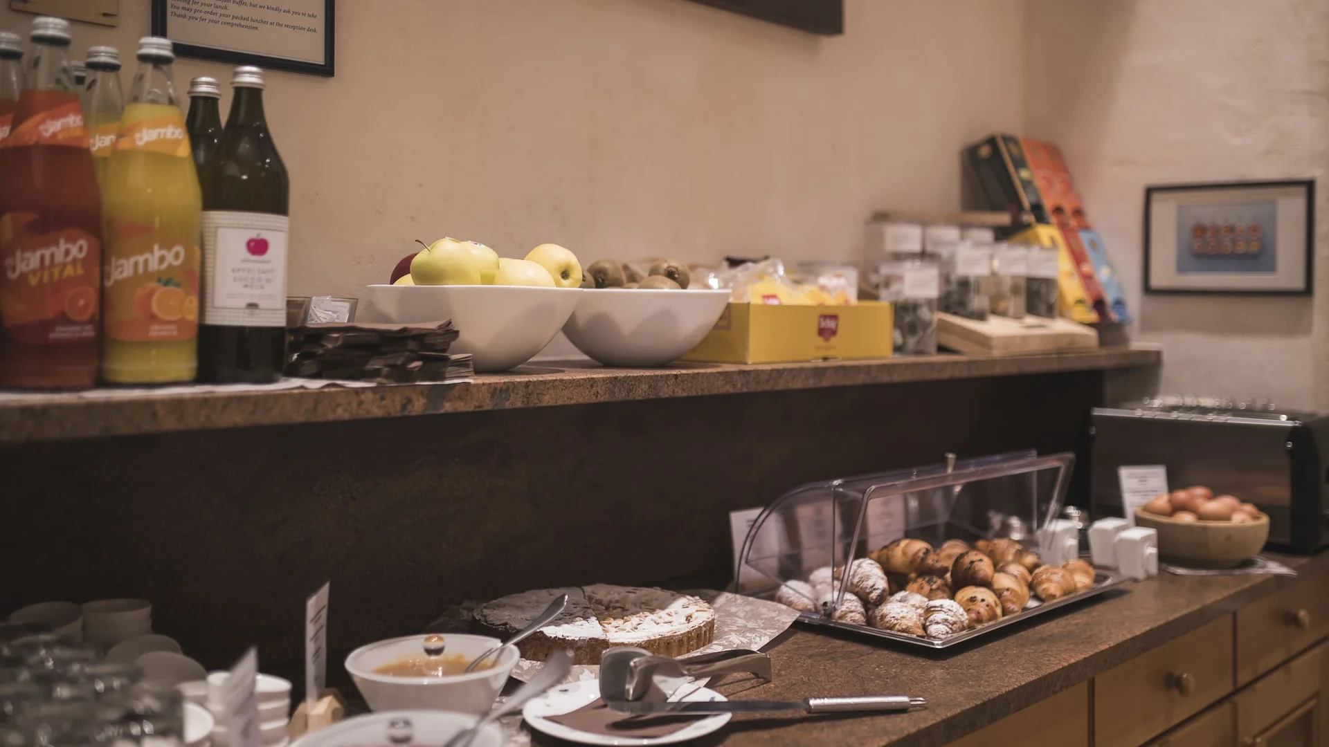Buffet met gebak, fruit, drankjes en taart in een gezellige kamer